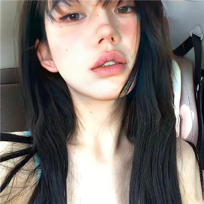 她在这里